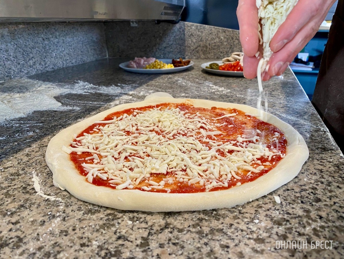 От А до Я. Готовим пикантную пиццу в итальянской печи на дровах в новой пиццерии «Mozzarella» в центре Бреста