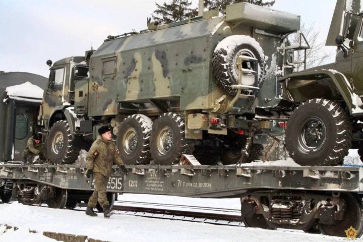На ЖД станцию «Полонка» в Брестской области прибыл эшелон с военной техникой из России