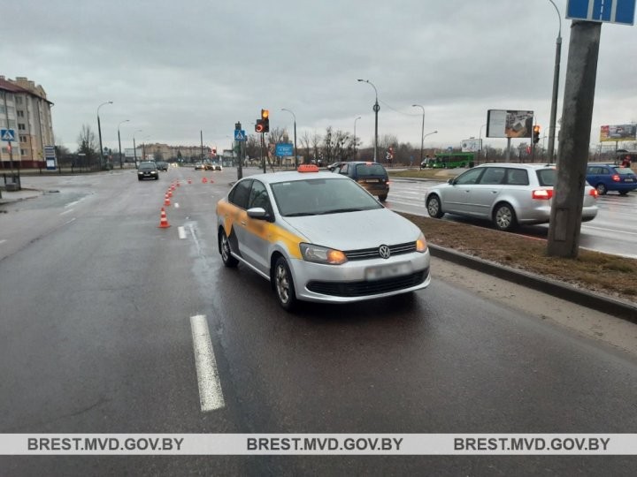 В Бресте 24-летний водитель такси сбил человека