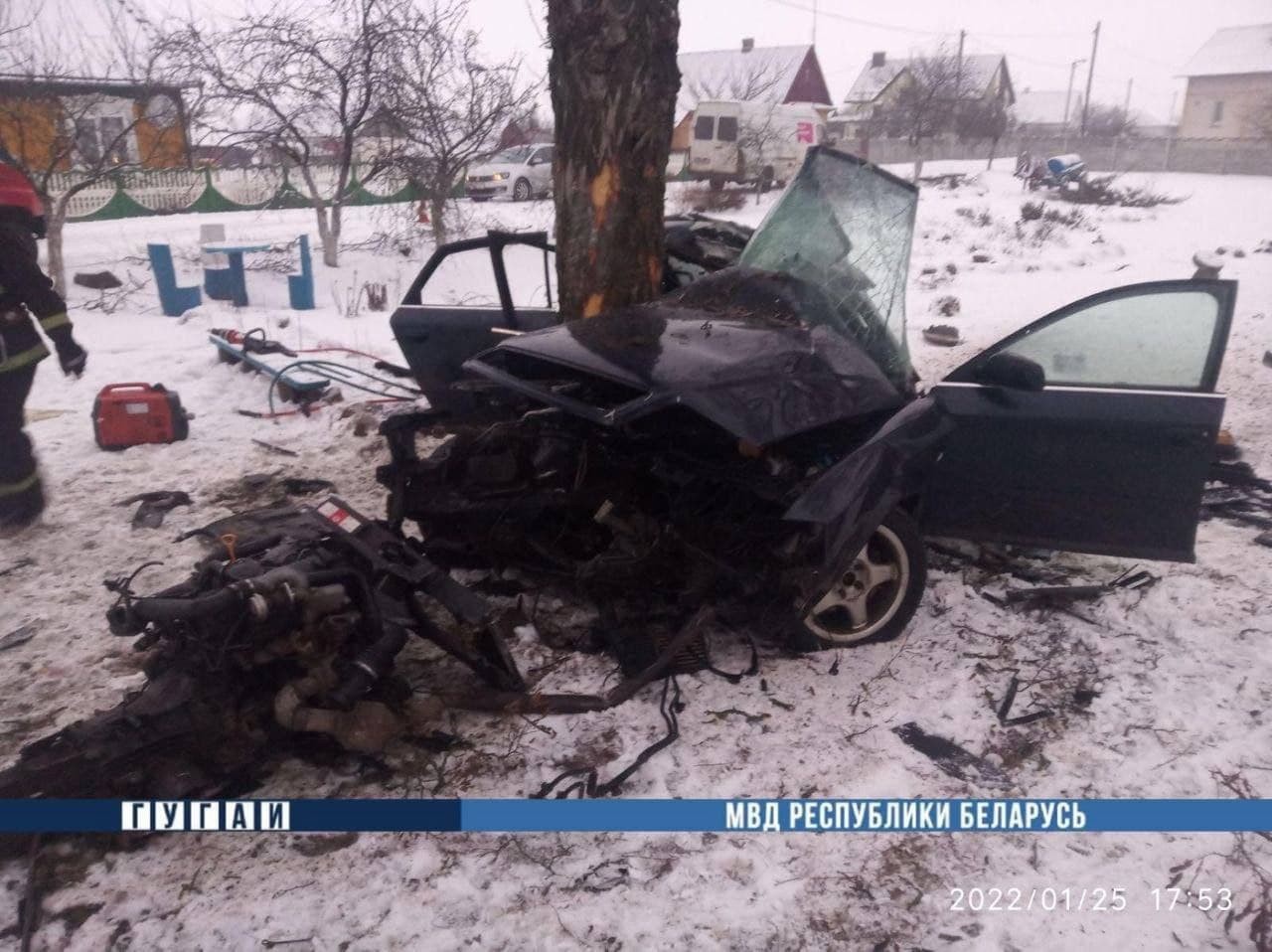 В Лунинецком районе легковушка врезалась в дерево, погиб пассажир