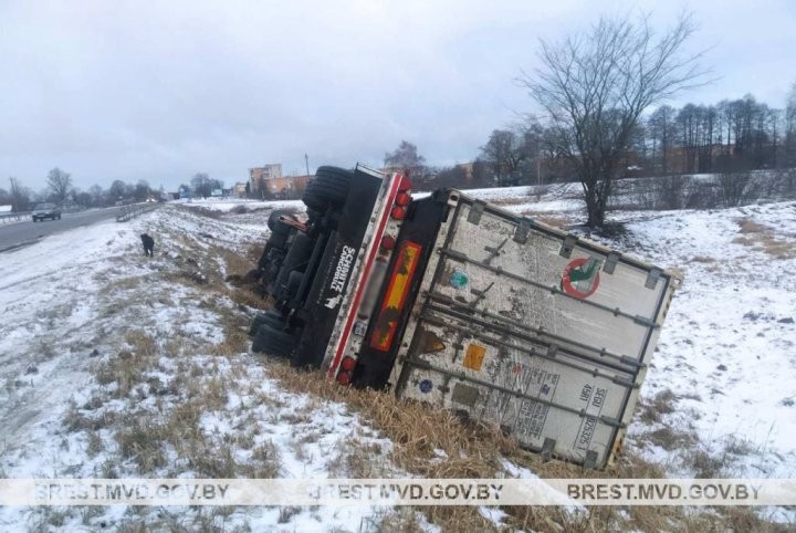 В Брестской области фура «ушла» в кювет