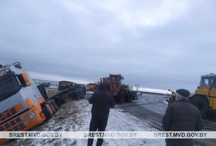 В Брестской области фура «ушла» в кювет