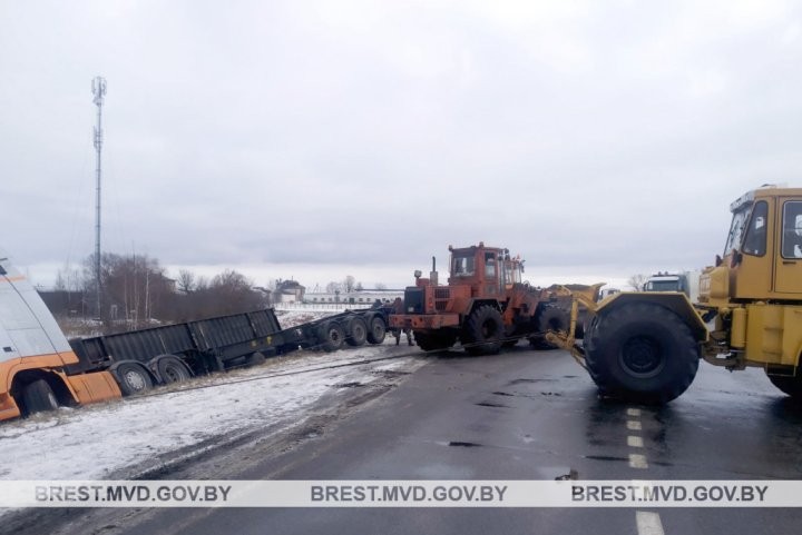 В Брестской области фура «ушла» в кювет