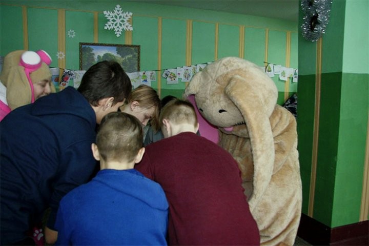 Дедушки Морозы из Кобрина исполнили долгожданные новогодние желания ребятишек приюта в агрогородке Оса