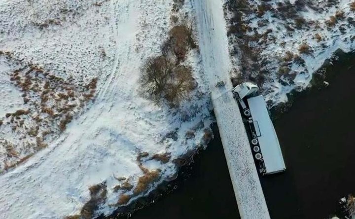 В Польше с моста упала фура. Так белорусский дальнобойщик объезжал очередь на границе