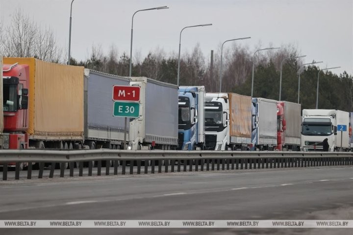 Более 600 грузовиков стоят в очереди на выезд перед пунктом пропуска «Козловичи»