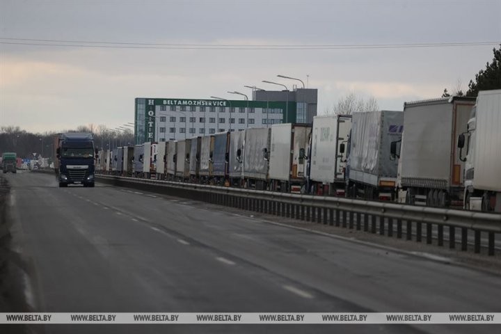 Более 600 грузовиков стоят в очереди на выезд перед пунктом пропуска «Козловичи»