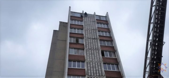 В Бресте мужчина взобрался по декоративному фасаду на девятый этаж дома