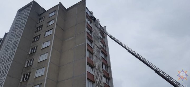 В Бресте мужчина взобрался по декоративному фасаду на девятый этаж дома