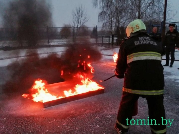 Работники предприятия Брестского района «переквалифицировались» в спасателей и тушили пожар