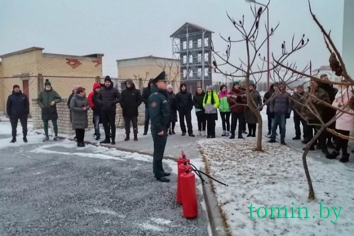 Работники предприятия Брестского района «переквалифицировались» в спасателей и тушили пожар