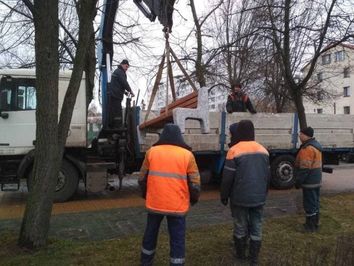 Брестские коммунальники продолжают установку новых скамеек на городских улицах
