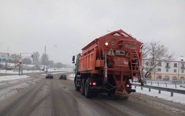 Коммунальные службы Бреста вывели на улицы пескоразбрасывательную технику