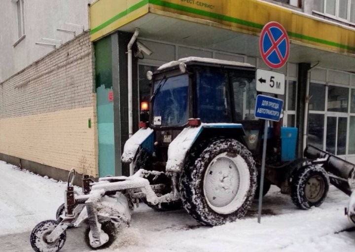Коммунальные службы Бреста вывели на улицы пескоразбрасывательную технику