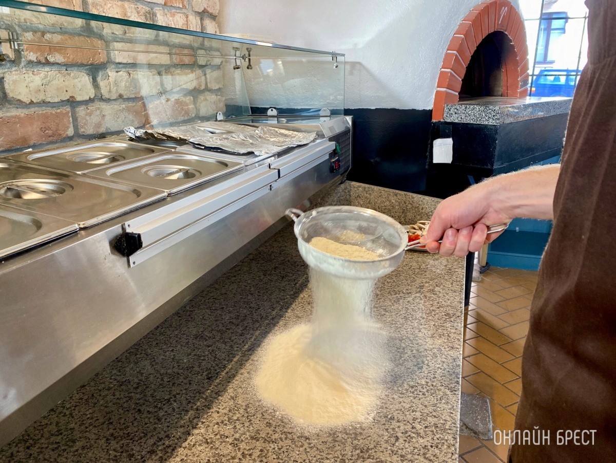 От А до Я. Готовим пикантную пиццу в итальянской печи на дровах в новой пиццерии «Mozzarella» в центре Бреста