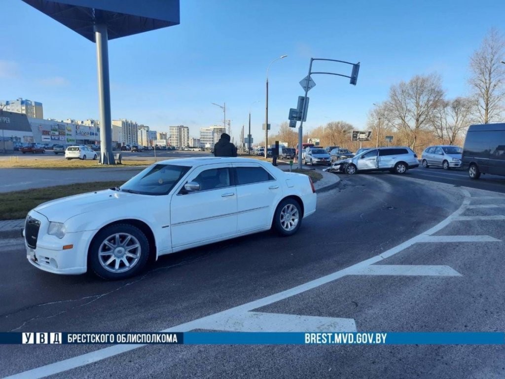 В результате ДТП в Бресте пострадали два автомобиля и светофор