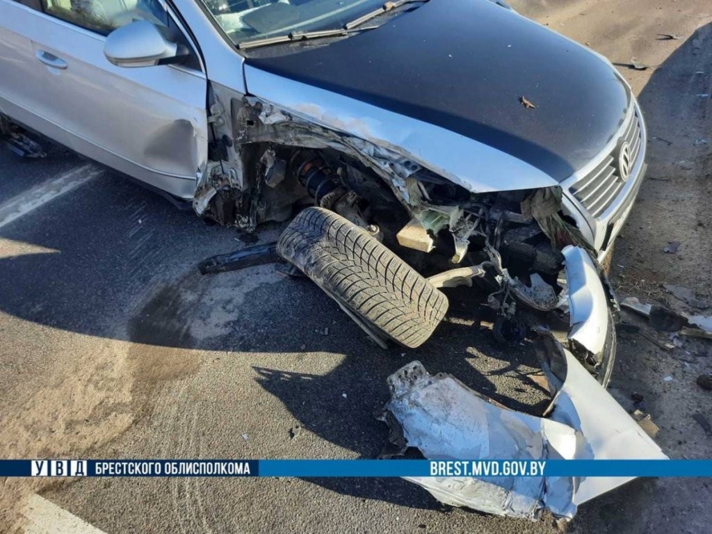 В результате ДТП в Бресте пострадали два автомобиля и светофор