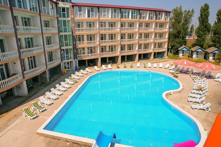 «Дверь закрывалась просовыванием старой швабры через ручку». Белорусы отдыхали и заболели в Затоке