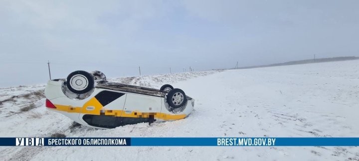 В Березовском районе перевернулось такси