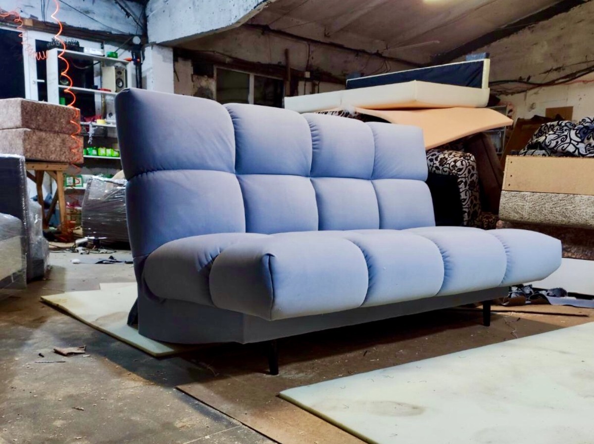 Эти волшебники превращают старые диваны в новые! Фото работ мастерской по реставрации мебели