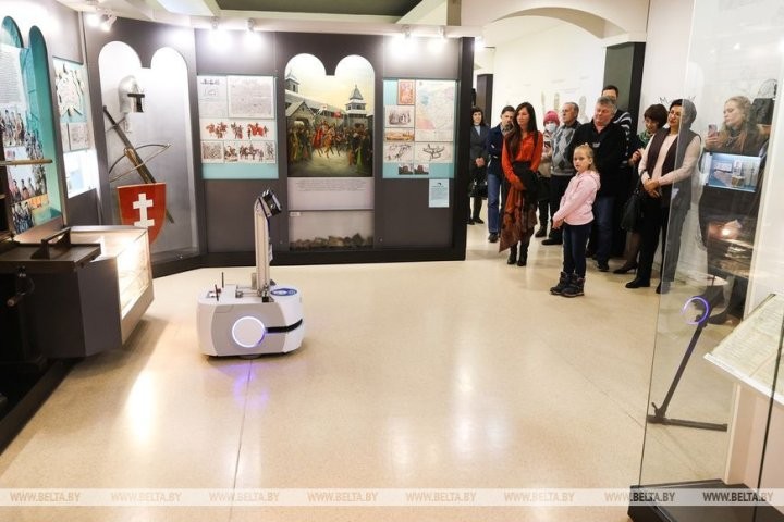 Экскурсию в Брестском музее проводит робот. Как реагируют посетители