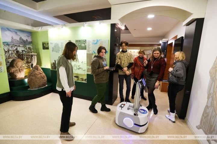 Экскурсию в Брестском музее проводит робот. Как реагируют посетители