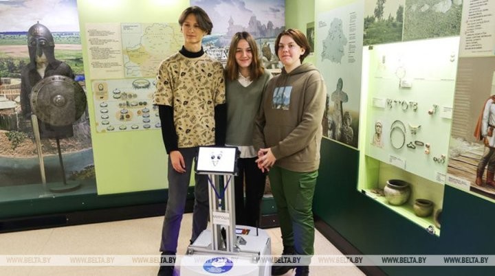 Экскурсию в Брестском музее проводит робот. Как реагируют посетители