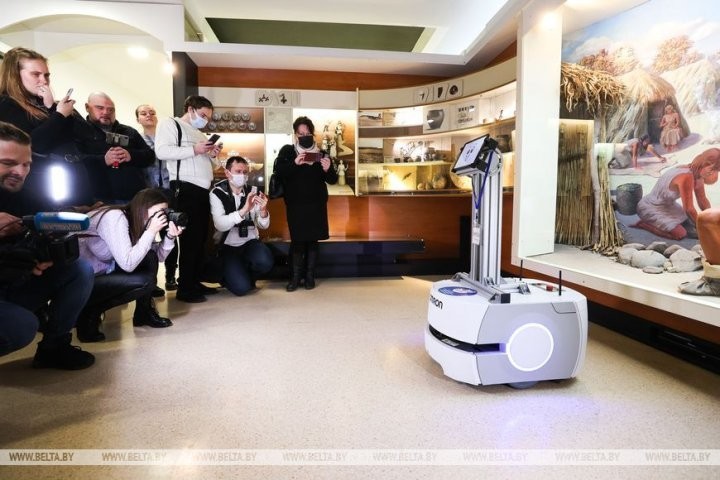 Экскурсию в Брестском музее проводит робот. Как реагируют посетители