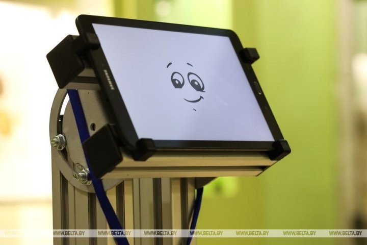 Экскурсию в Брестском музее проводит робот. Как реагируют посетители