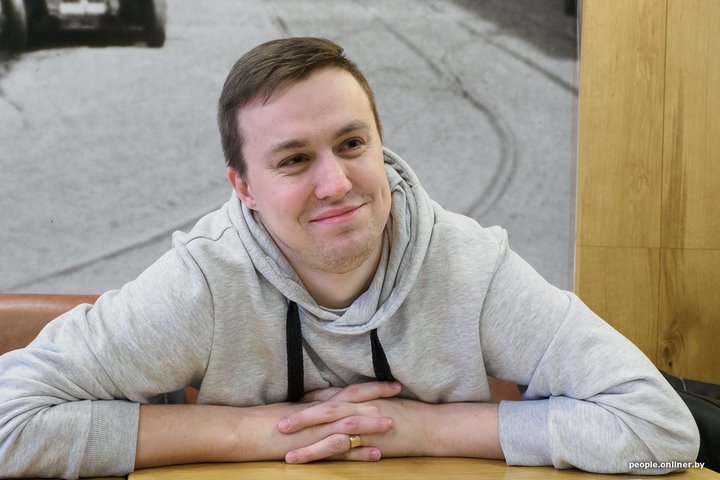 «Написал на сотрудницу в банке жалобу, а теперь у нас семья». Белорус о забавной случайности