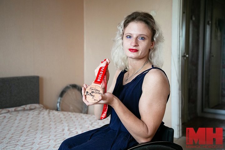 На первом же занятии смогла выжать 55 кг. Как девушка-колясочница стала мастером спорта по пауэрлифтингу