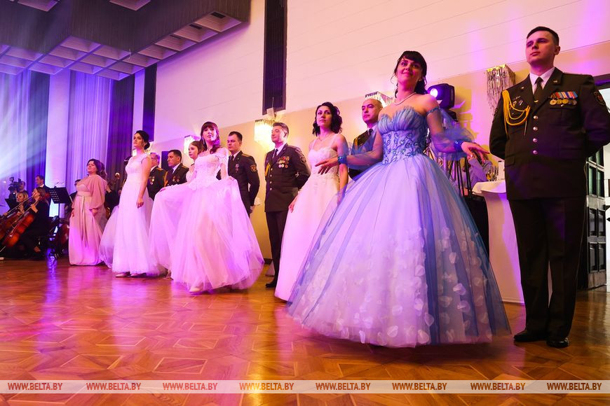 В Брестском театре драмы состоялся офицерский бал