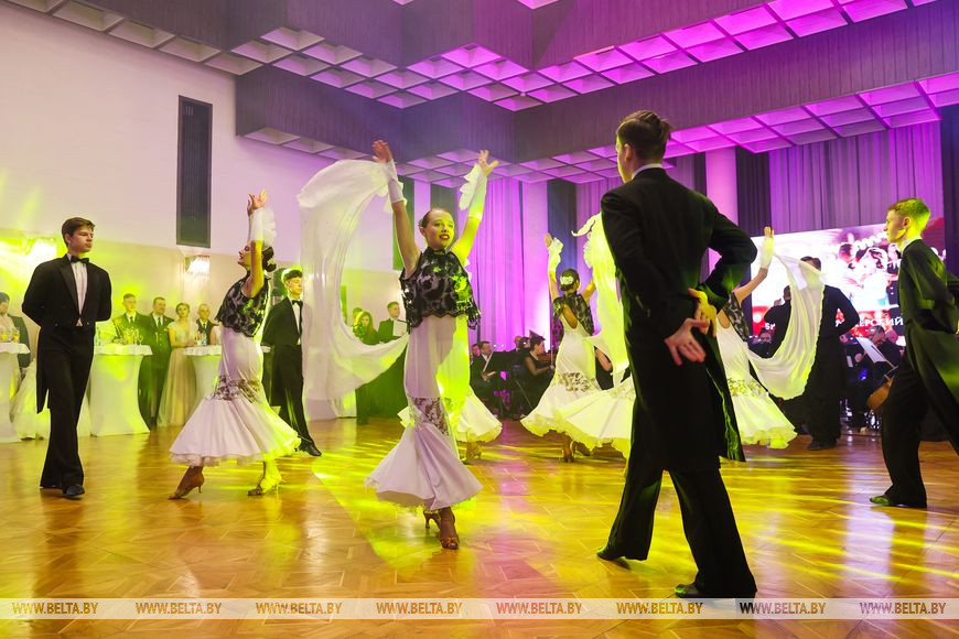 В Брестском театре драмы состоялся офицерский бал