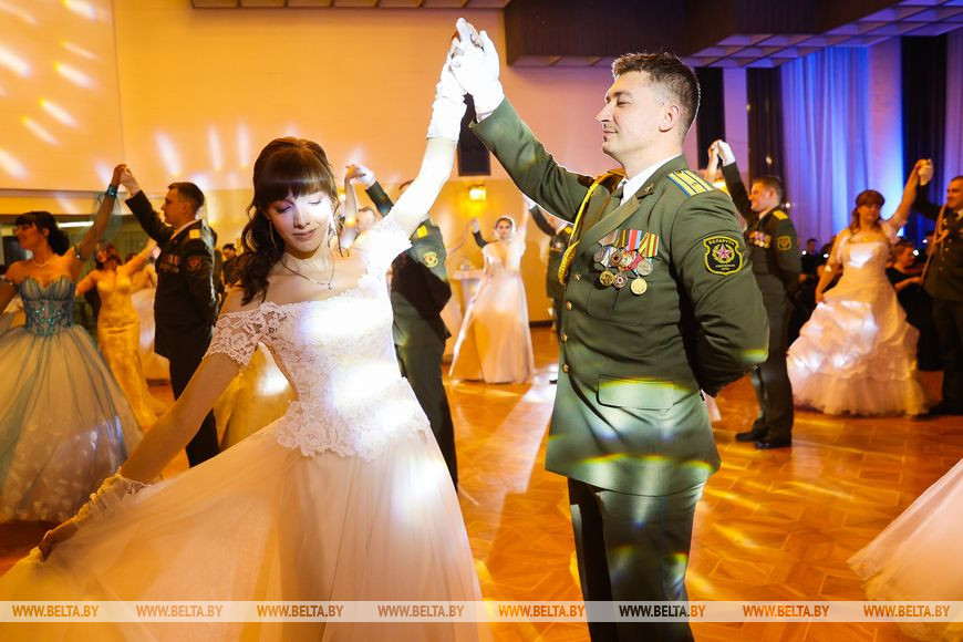 В Брестском театре драмы состоялся офицерский бал