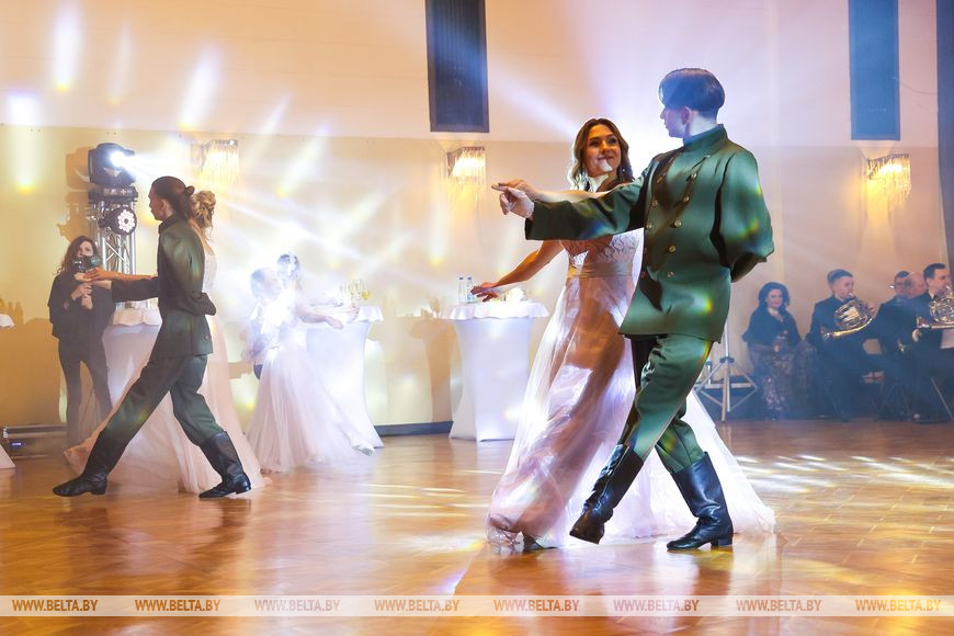 В Брестском театре драмы состоялся офицерский бал