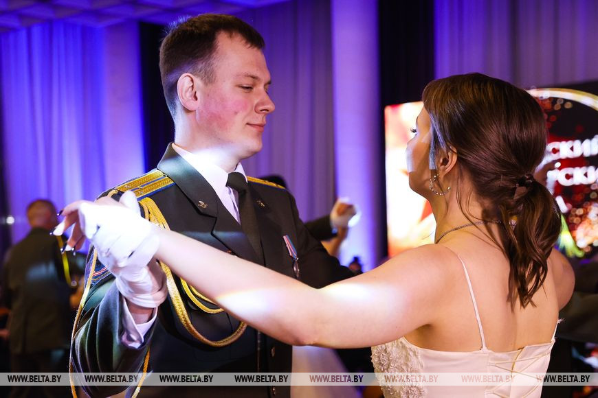 В Брестском театре драмы состоялся офицерский бал