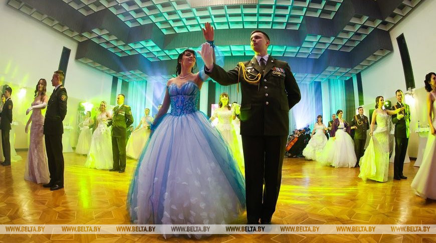 В Брестском театре драмы состоялся офицерский бал