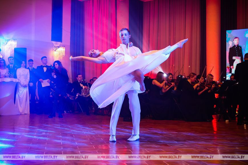 В Брестском театре драмы состоялся офицерский бал