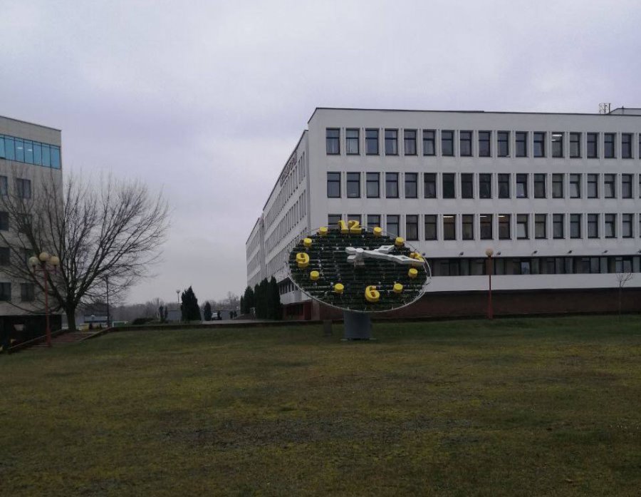 Сильного ветра не выдержали большие часы у администрации Московского района в Бресте