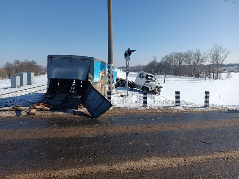 В Беларуси грузовик заглох прямо на ж/д путях. Его разорвало на части после удара локомотива