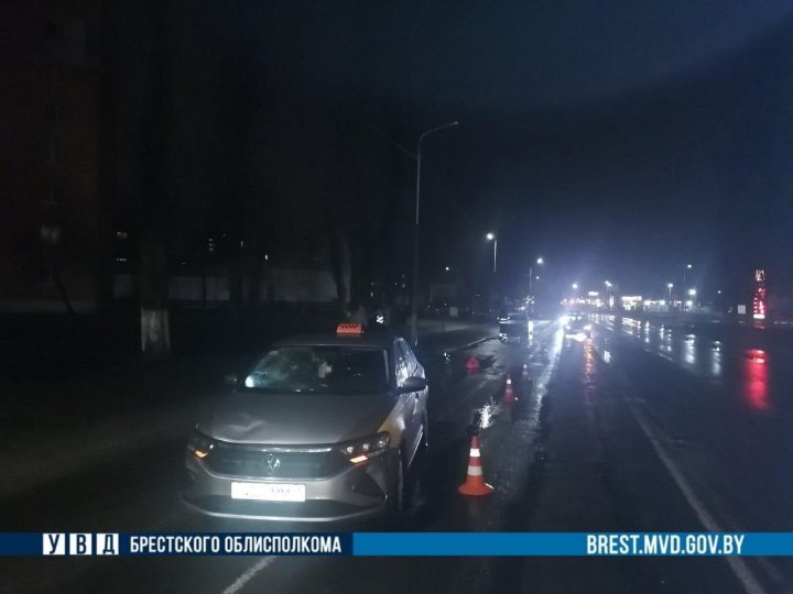 Машина сбила женщину в Брестской области, пересекавшую проезжу часть на зеленый свет