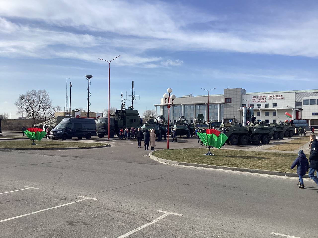 В Бресте возле легкоатлетического манежа проходит выставка военной техники и вооружения.