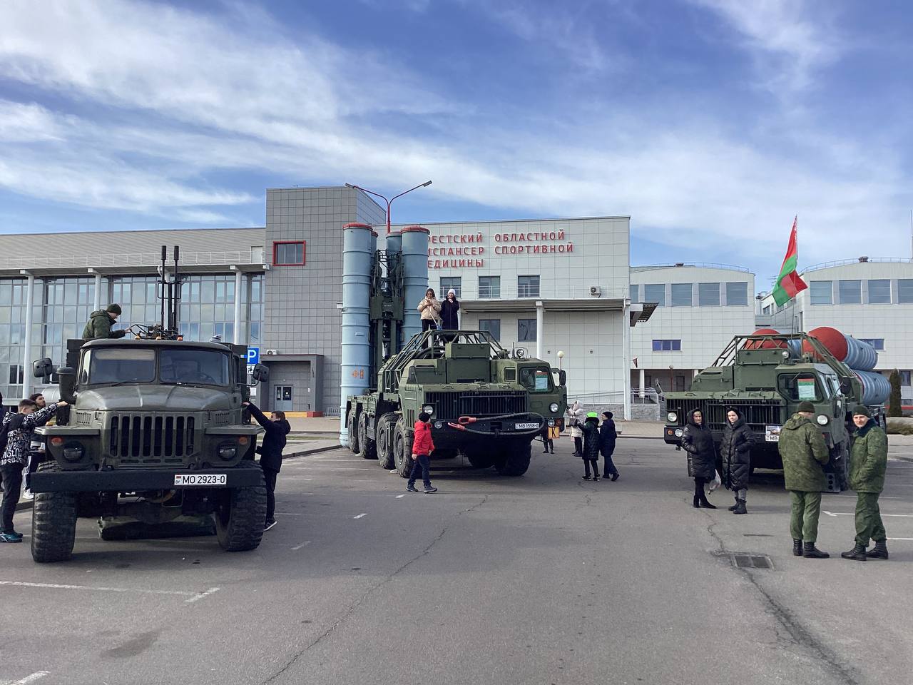 В Бресте возле легкоатлетического манежа проходит выставка военной техники и вооружения.