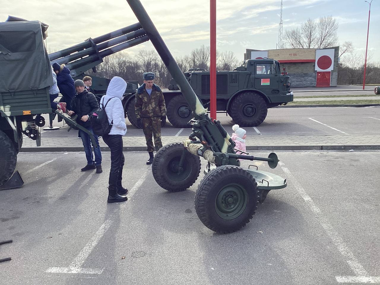 В Бресте возле легкоатлетического манежа проходит выставка военной техники и вооружения.