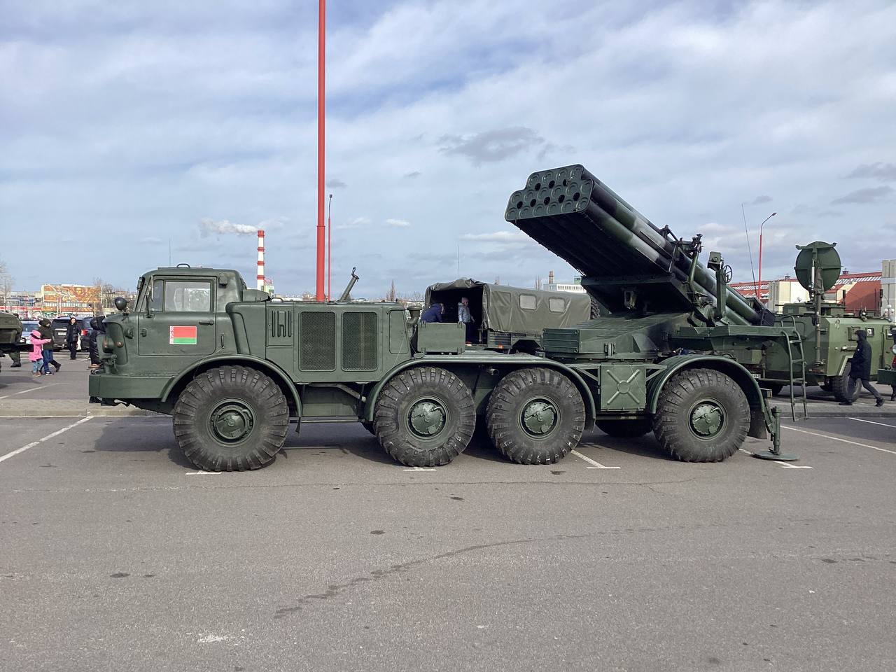 В Бресте возле легкоатлетического манежа проходит выставка военной техники и вооружения.