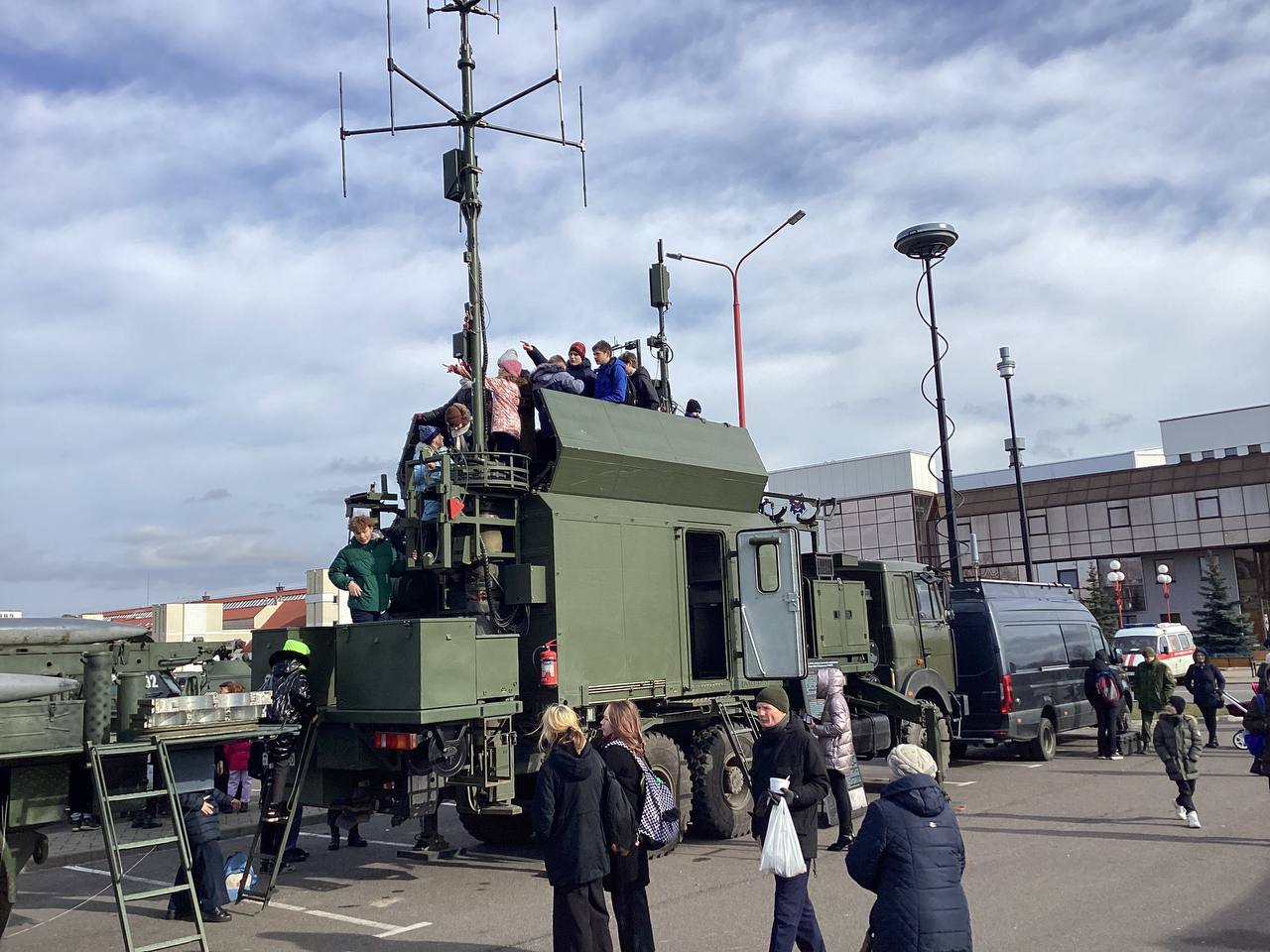 В Бресте возле легкоатлетического манежа проходит выставка военной техники и вооружения.
