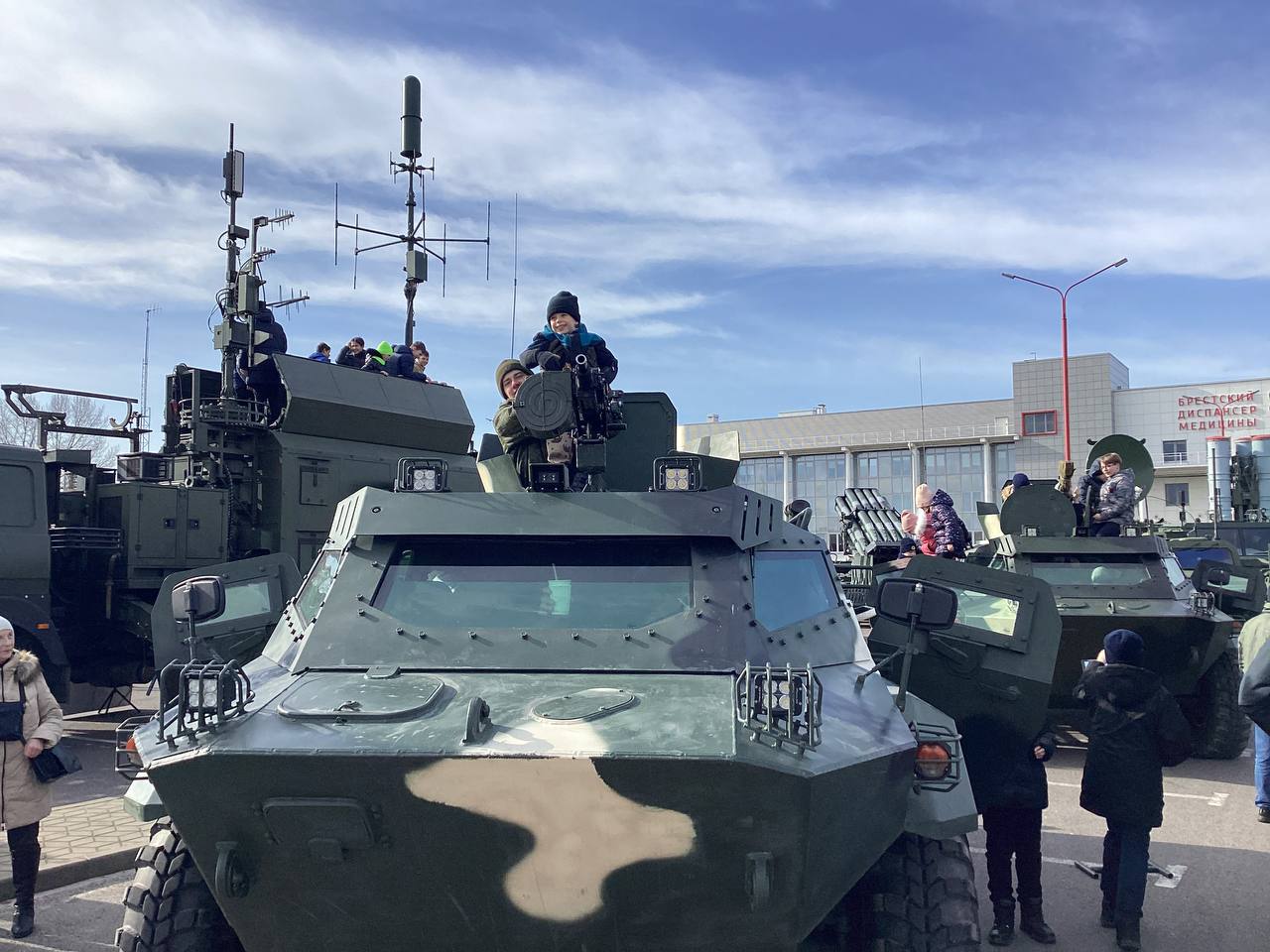 В Бресте возле легкоатлетического манежа проходит выставка военной техники и вооружения.