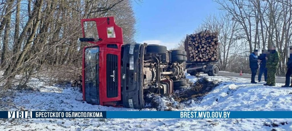ДТП в Брестской области: грузовик с дровами уходил от столкновения с легковушкой, съехал в кювет и опрокинулся