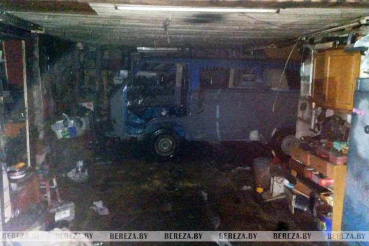 В Березе горел гараж, поврежден автомобиль