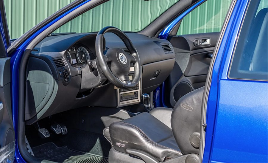 Думаете, новые автомобили стоят дорого? Этот старый VW Golf 2004 года продали за баснословные деньги